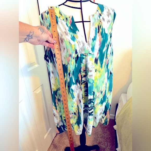 Plus size, high-low, green & white, brushstroke pattern, v-neck tunic. - Picture 2 of 8